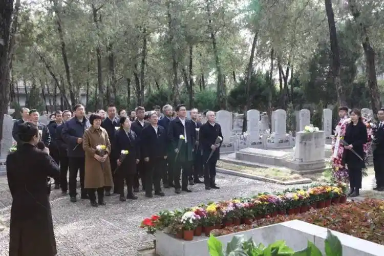 赴八宝山革命公墓开展缅怀革命先烈教育活动_机关_烈士墓_陈健