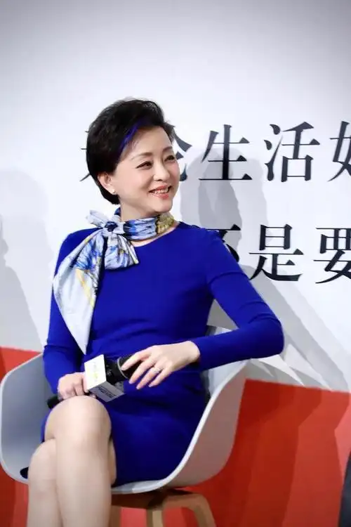 杨澜太有品了西装配印花衫干练不失精致挑染发色太潮了