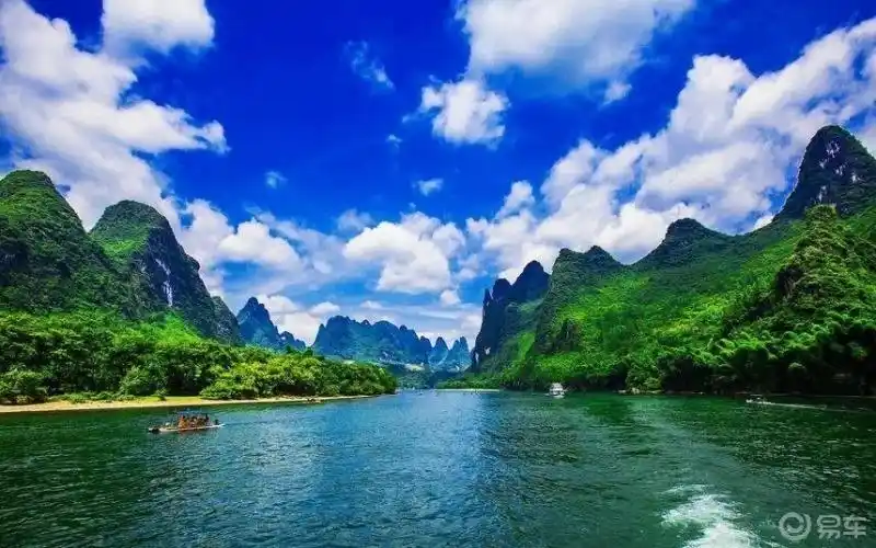 空气清新,蓝天白云,碧空如洗.