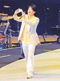 滚石纪念演唱会谢幕周华健兴奋自拍不慎摔落舞台