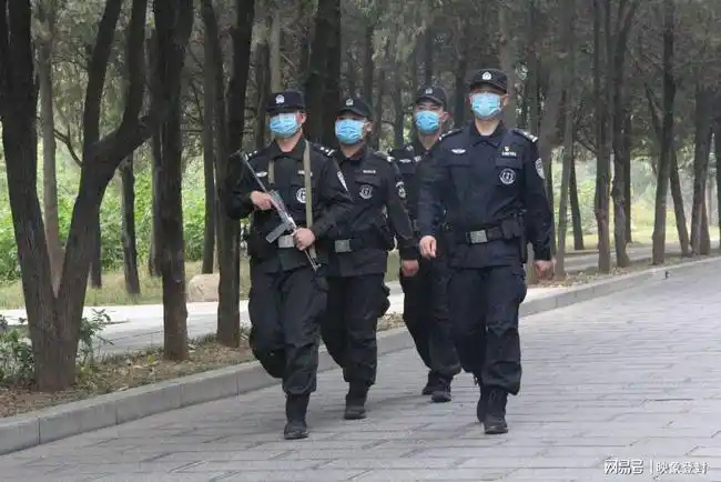 暖心群众过节警察站岗