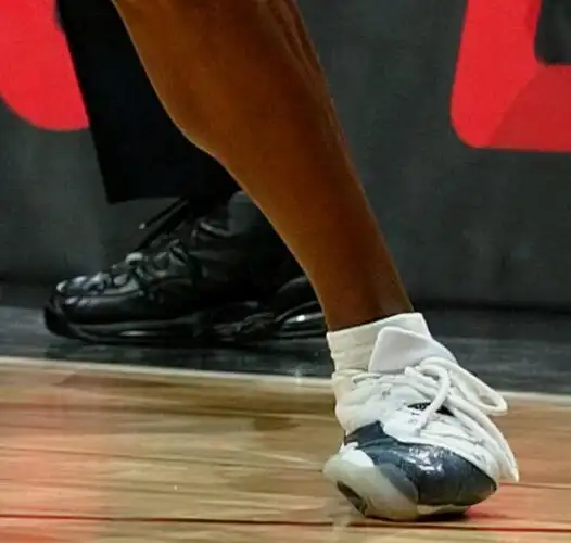 篮球帅哥踩到肌肉帅哥(nba球员的极致力量:锡安一脚将球鞋踩爆,奥尼尔