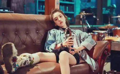 而在《缝纫机乐队》里,女主丁建国虽然时尚靓丽,俏皮叛逆,却也让一些