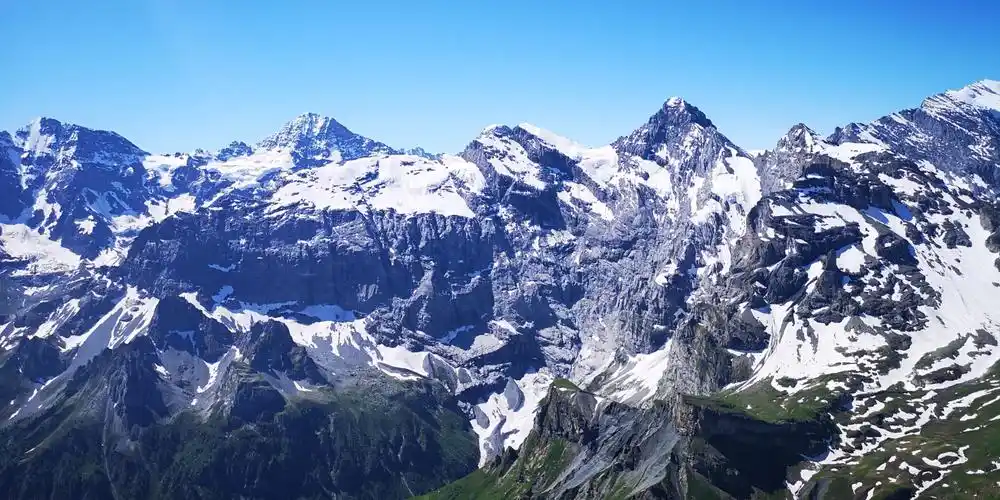 阿尔卑斯山脉的雪朗峰,白雪皑皑,山势陡峭,海拔3000多米,是极其壮观的