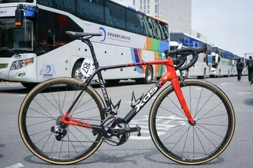 环湖赛上中国品牌的自行车喜德盛rt800不惧爬坡夺蓝衫