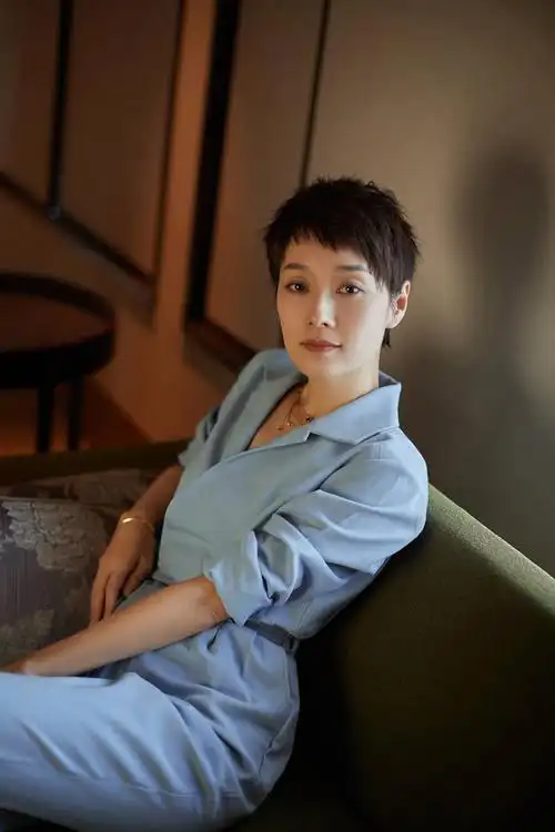 马伊琍最新写真曝光 超短发气质优雅尽显高级感