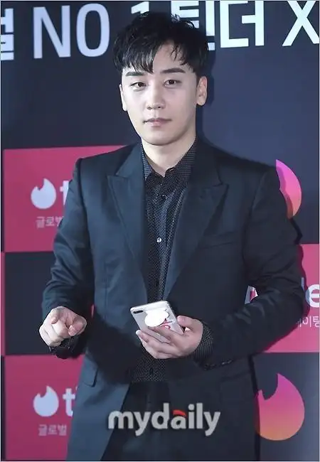 胜利新浪娱乐讯 韩国男团bigbang成员胜利今天通过经纪公司对近期围绕