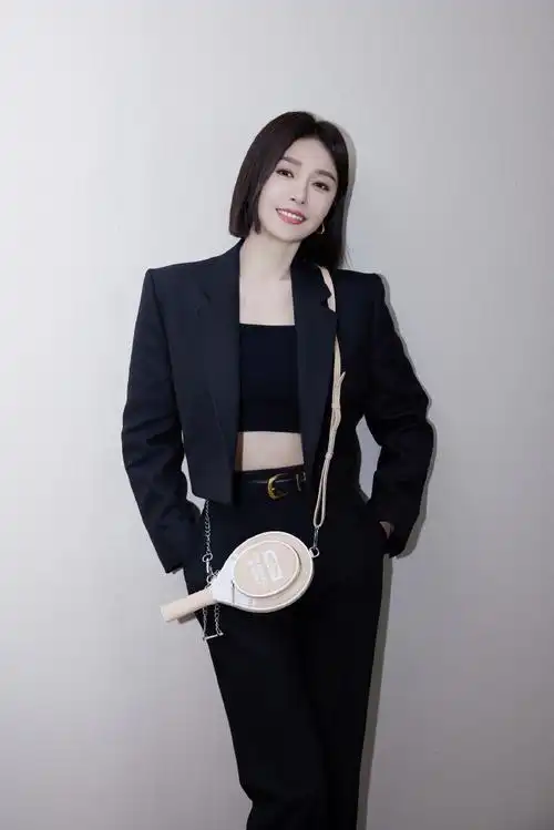 秦岚海边网球##斯维诗 自然健康新时尚