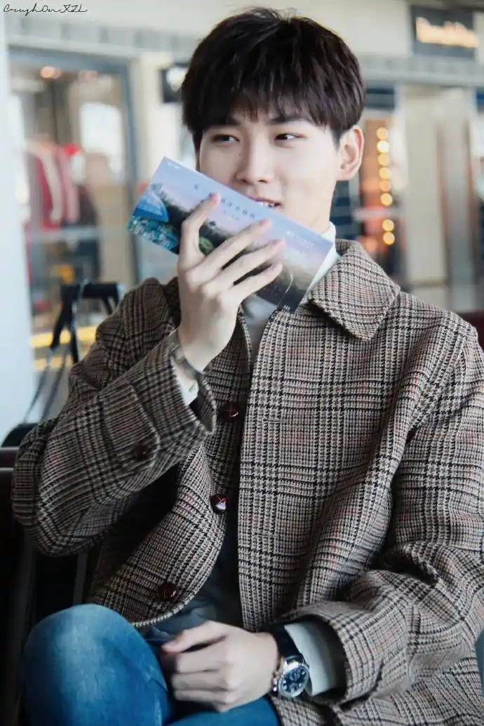 邢昭林穿格子风衣内搭白色高领毛衣现身机场,皮肤白皙帅气十足