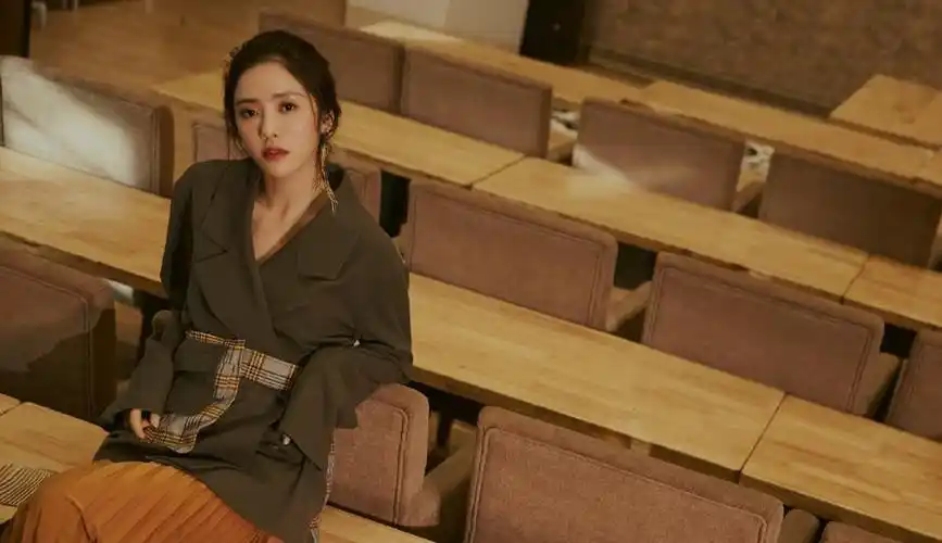 女演员蔡文静个性冷艳时髦写真