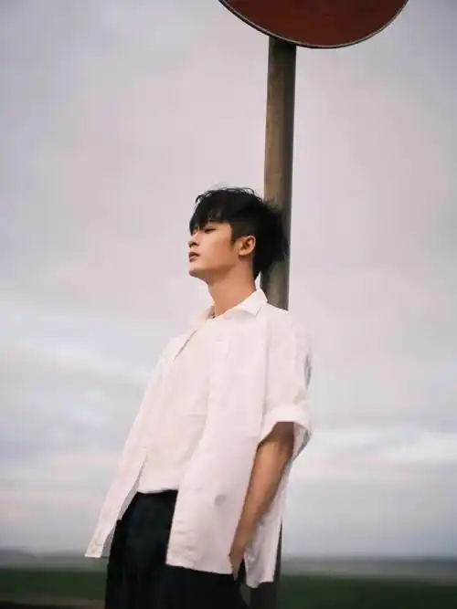 郭俊辰身穿白衬衫搭配黑色西裤,聚焦立体精致的五官,俊逸少年气息满溢
