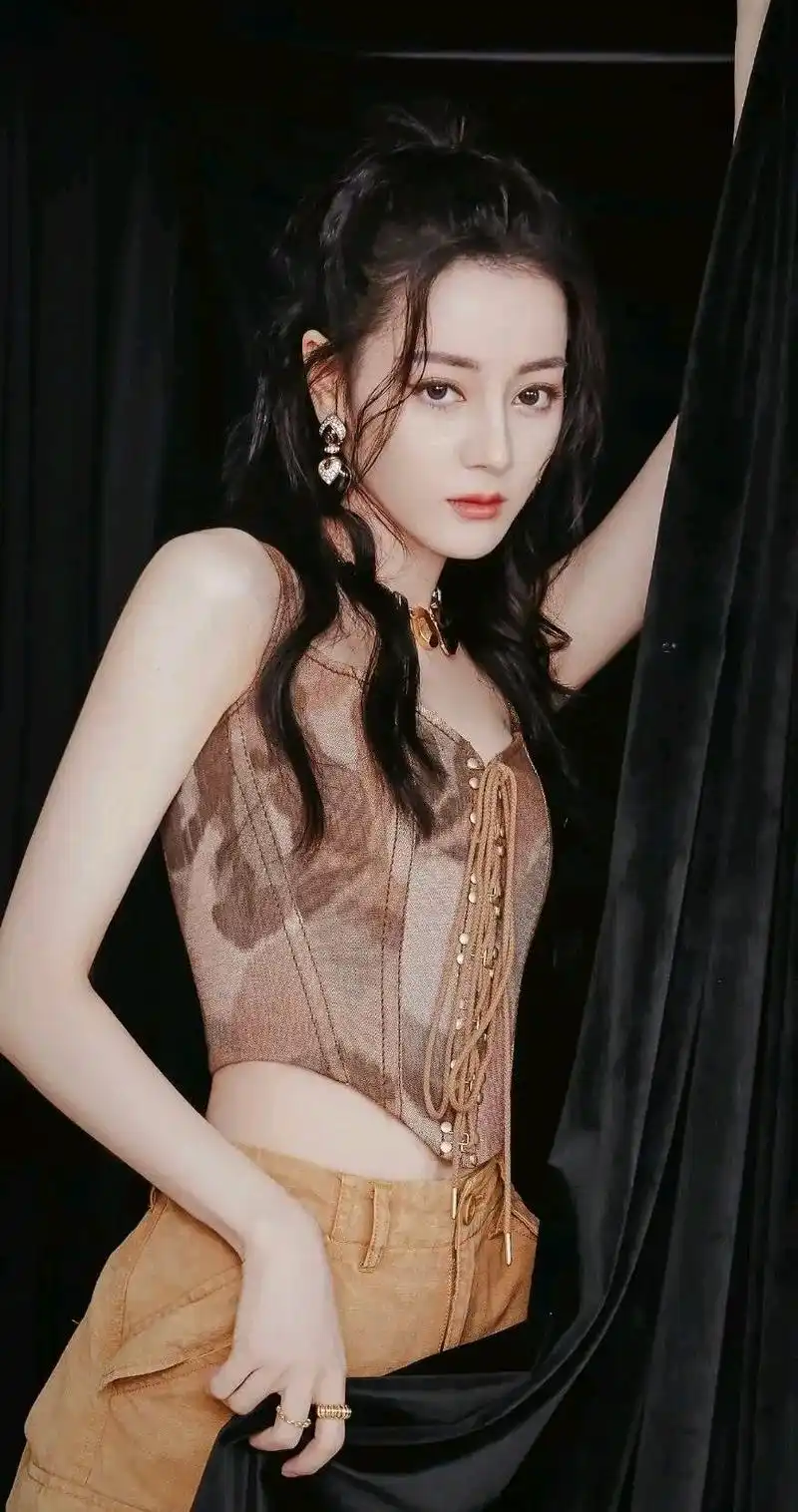 美女明星迪丽热巴性感妖娆,妩媚动人