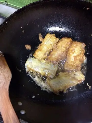油炸带鱼的做法_菜谱_豆果美食