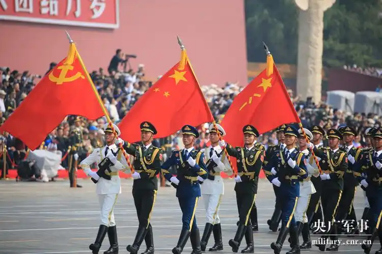 首次在国庆阅兵中护卫党旗,国旗,军旗受阅
