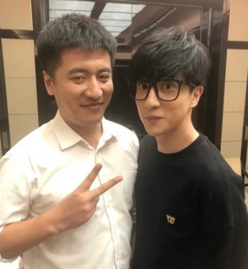 自拍……发一次好似中大奖,但是在别人的合照里薛之谦可是异常活跃的