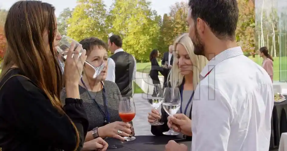 户外的商务酒会_4096x2160_高清视频素材下载(编号