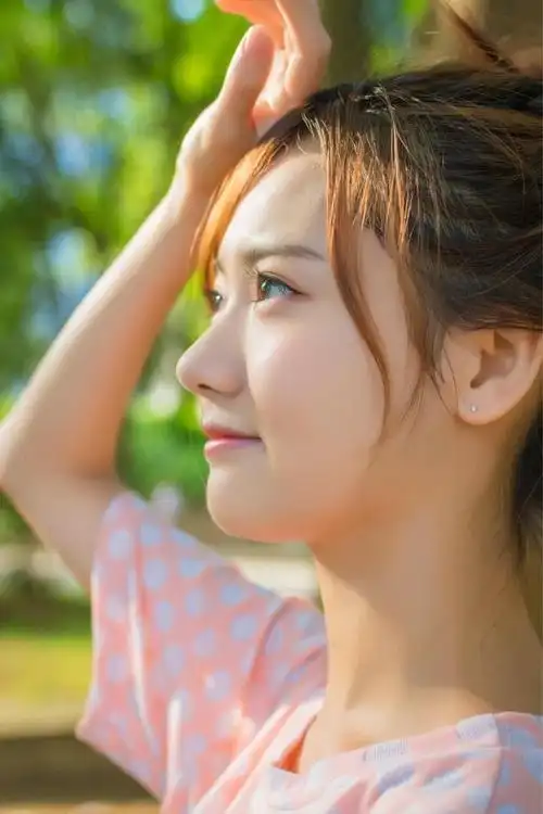 浅浅小酒窝户外写真美女清新阳光好唯美