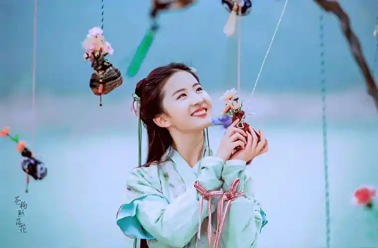 时隔十五年,刘亦菲在拍古装剧《梦华录》,赵盼儿就好像是长大的灵儿一