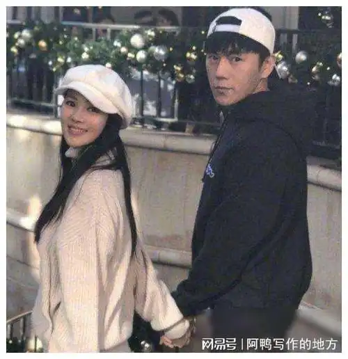 60岁庾澄庆罕晒一家四口合照与小14岁老婆带子女爬山