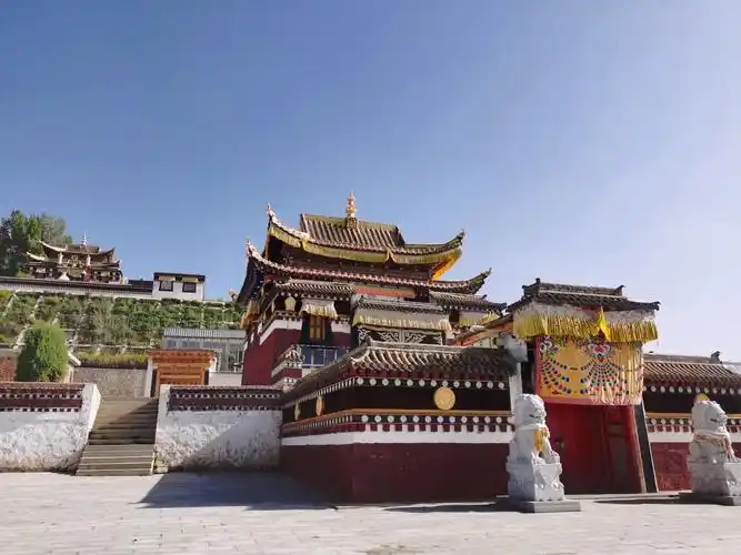 米拉日巴佛阁坐落于甘南合作市非常宏伟西侧还有合作寺值得一去拍了不