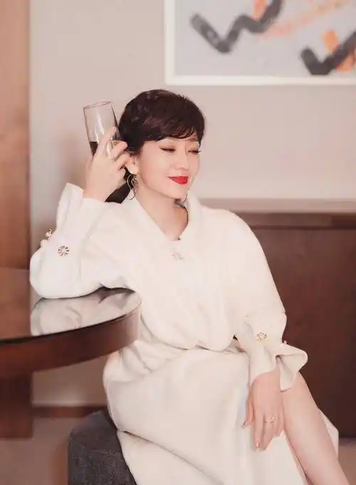 64岁赵雅芝一改优雅形象,扎高马尾灵动如少女,橘色身姿很抢眼_气质