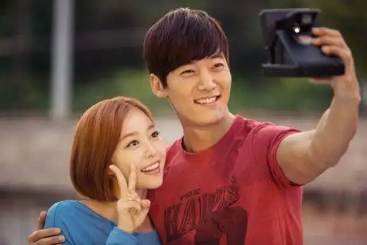 崔振赫金佳恩mv拍摄照公开 如情侣般甜蜜