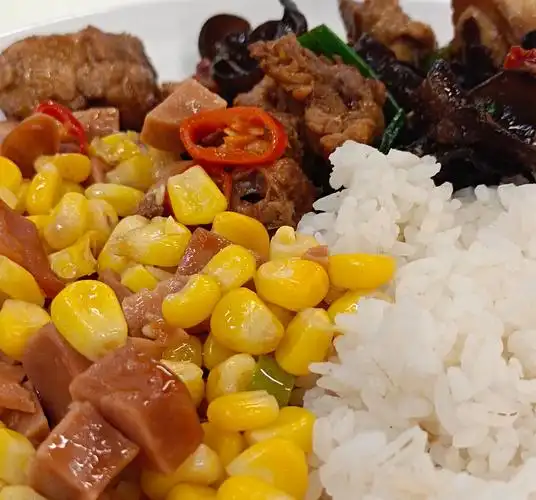 食堂饭菜.火腿肠炒玉米粒配鸡肉炒木耳.学校食堂实拍