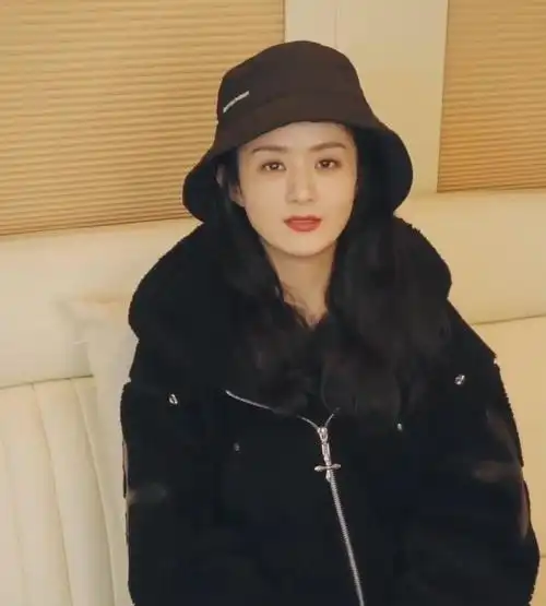 原创赵丽颖最新近照曝光与小10岁孙千同框卖萌状态少女可爱满分