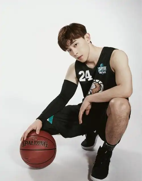 还搭配了一双球鞋,感觉这样穿的邓伦真的好man啊,身材也特别不错,我们