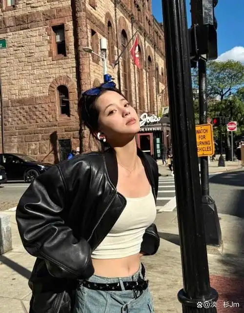 墨镜遮挡住她的眼神,给人一种神秘的感觉,仿佛隐藏着无尽的故事.