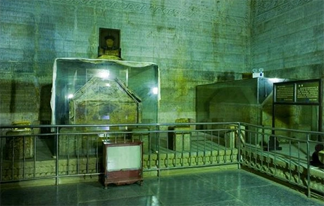 裕陵地宫诡异事件为何两次顶住石门都是乾隆棺椁有这两种说法