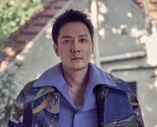 冯绍峰素颜出镜,黑眼圈再重也难掩帅气,和女演员热聊时笑容不断_照片