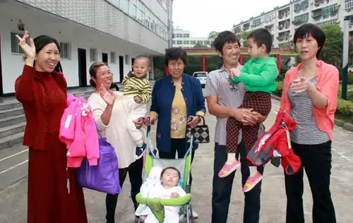 孝昌三爱心妈妈带寄养孤儿回"家"迎国庆(图)