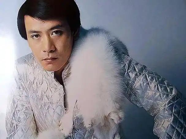 《罗文:香港乐坛的妖男与追梦精神的象征》