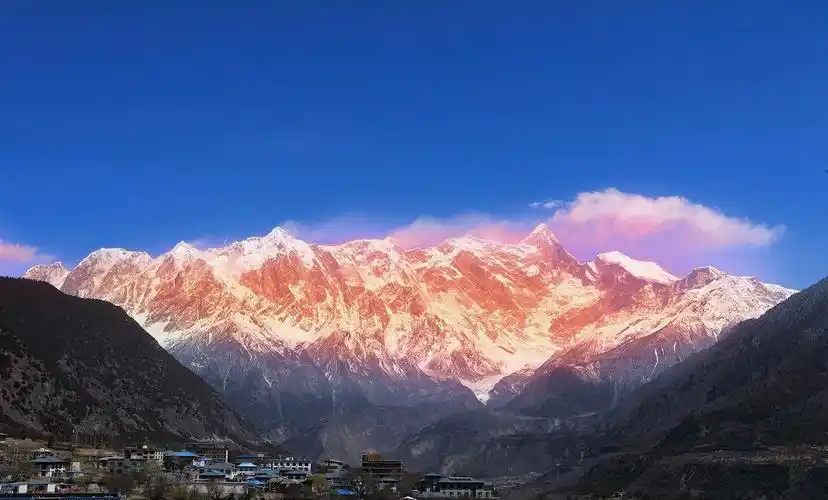 中国最美的雪山西藏南迦巴瓦峰日照金山