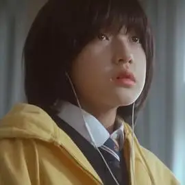 求一个用黄色垃圾桶遮住了头的女生头像好像是某个日剧里的