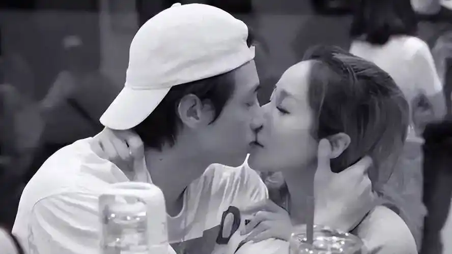 43岁萧亚轩面黄肌瘦,脸部凹陷,香肠嘴,疑被掏空_黄皓_男友_狗狗