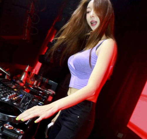 韩国美女dj热爱健身维持线条甜美长相加绝对乐感让人流连忘返