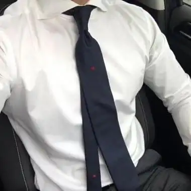 禁欲系高冷西装革履男生头像