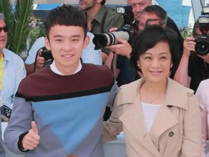 回顾王京花丈夫是演员董志华结婚30年被宠成宝儿子是她的骄傲