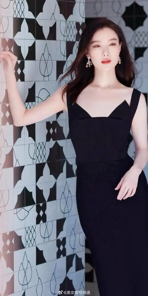 倪妮黑色吊带鱼尾礼服