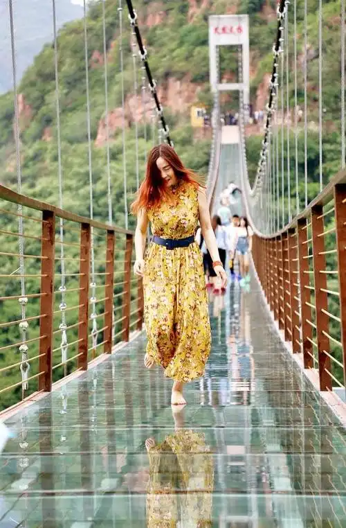 中原首座跨山玻璃桥,大胆美女悬空秀裙照