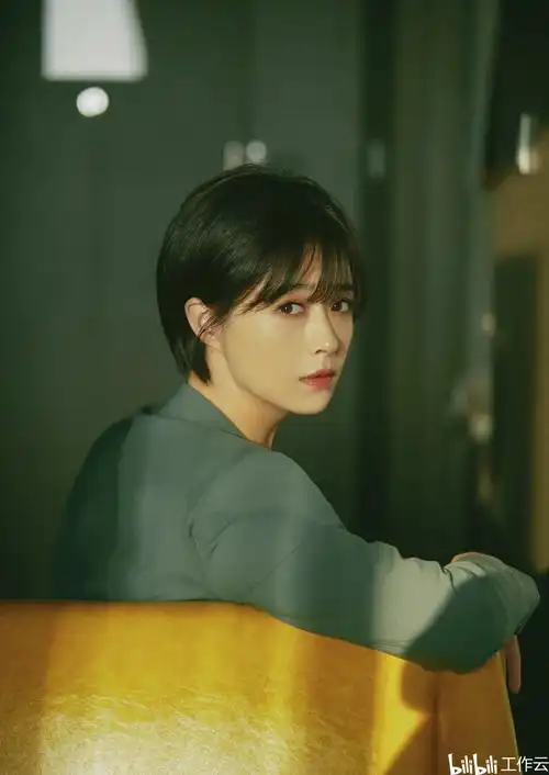 蒋欣 短发丽人写真 - 哔哩哔哩