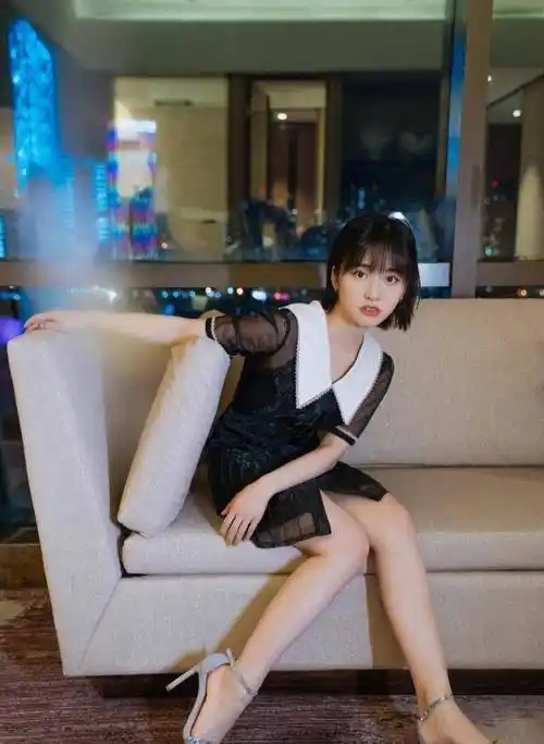 沈月瘦得真快,条纹衫配短裤走甜美日系风,未修图双腿都细成焦点_黑色