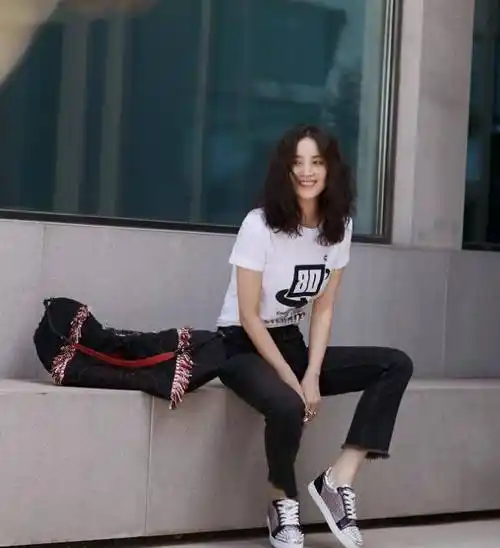 "灯笼腿"的紧身牛仔裤搭配白色短袖,宋佳变身摩登女郎!