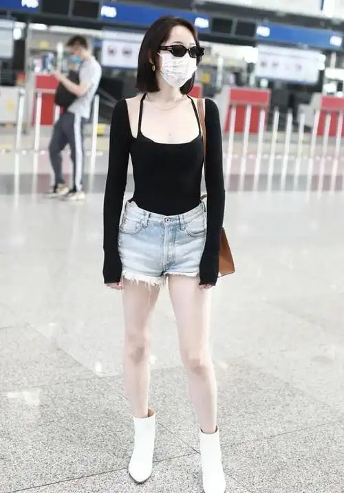 蒋梦婕有点大胆穿方领上衣秀打底肩带配短裤好身材尽显