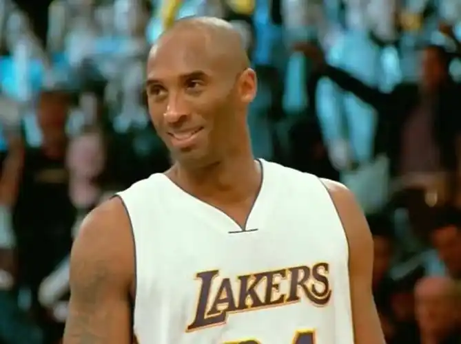 00年代是属于科比的,拿到了5个总冠军,统治了这个时代