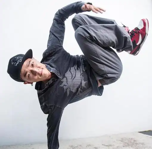 bboy是地板舞吗bboy也称为breakdance或breaking是一种街舞风格
