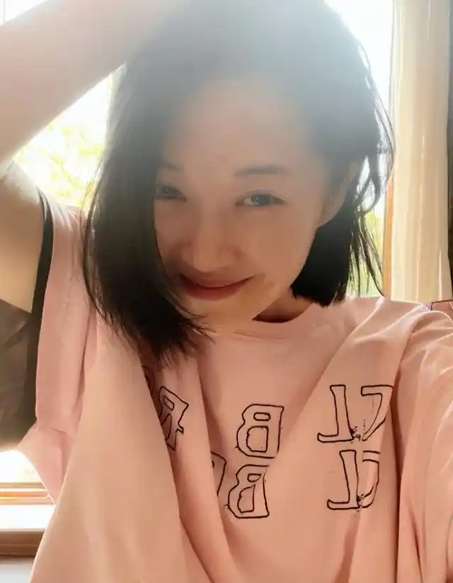 许晴被传封杀后首晒正脸照素颜出镜露迷人笑容53岁状态似少女