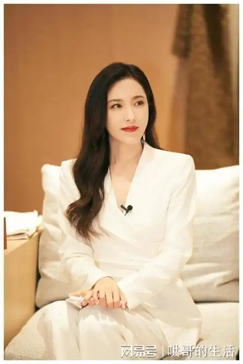 曾黎父亲脚上的裂口皮鞋让她泪目家庭破碎的阴影让她至今未婚